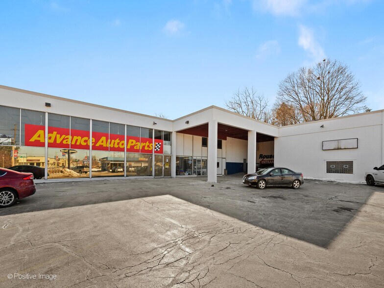 211 S Milwaukee Ave, Libertyville, IL for lease - Building Photo - Image 1 of 14