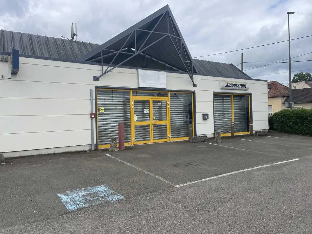 Retail in Allonne for lease Building Photo- Image 1 of 5