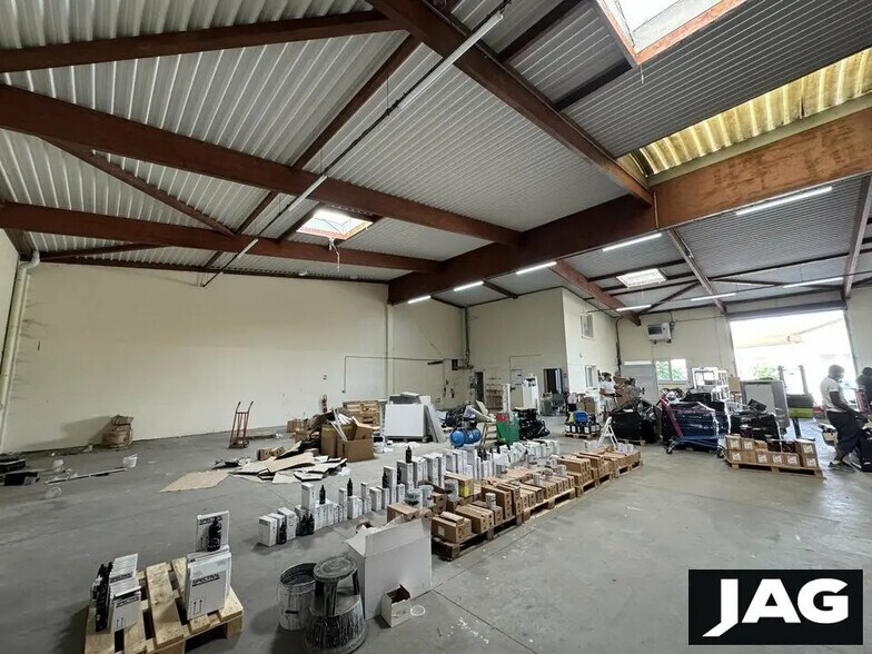 Flex in Décines-Charpieu for lease - Interior Photo - Image 2 of 8