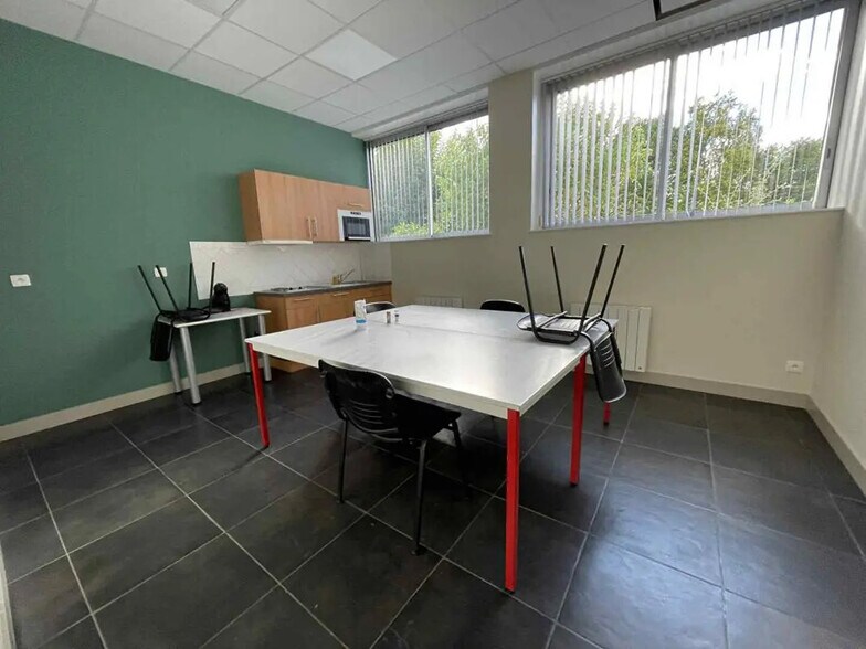 Office in Creil for lease - Building Photo - Image 2 of 12