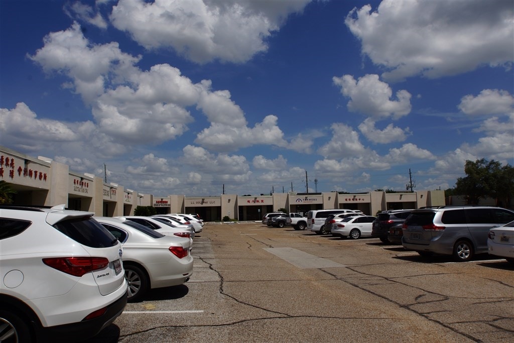 5855 Sovereign Dr, Houston, TX 77036