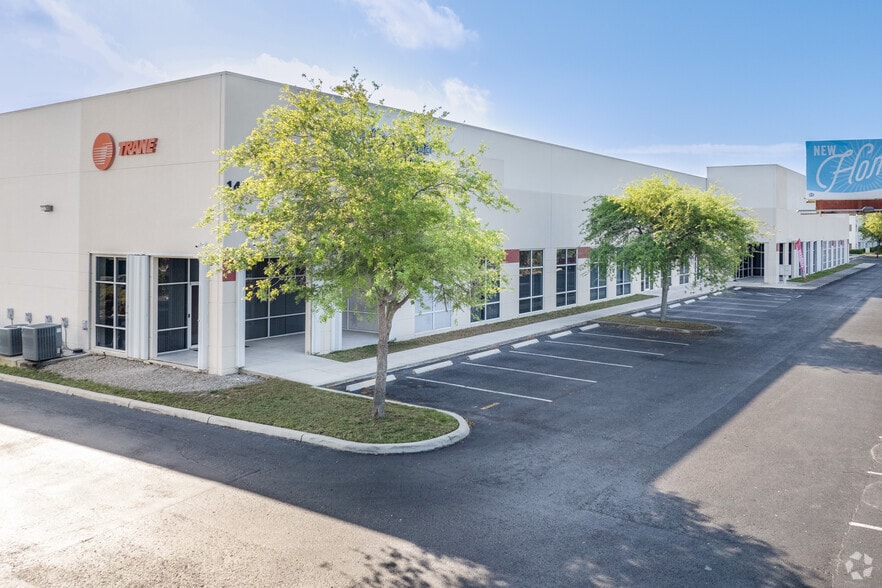 14261 Jetport Loop, Fort Myers, FL for lease - Building Photo - Image 2 of 8