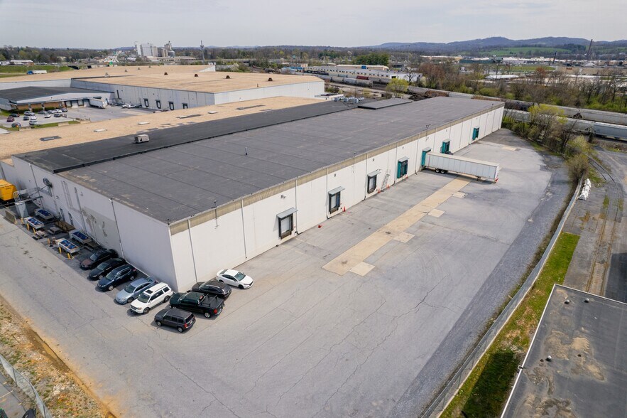 381 Freight St, Camp Hill, PA for lease - Building Photo - Image 2 of 3