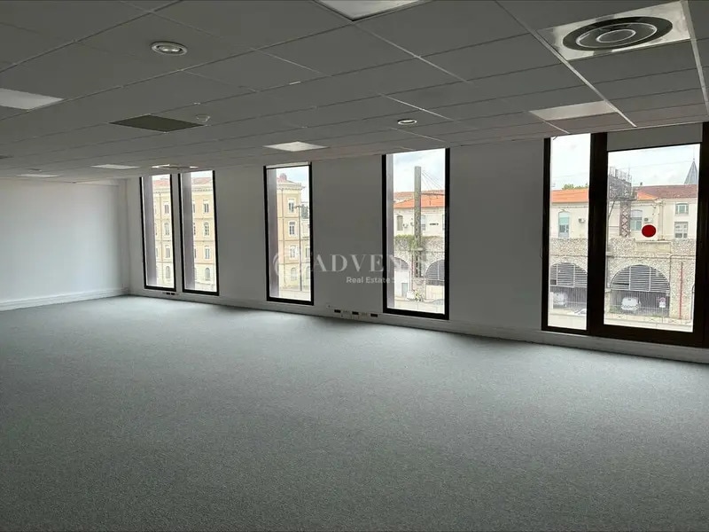 Location Bureaux 208 m² - Photo 1