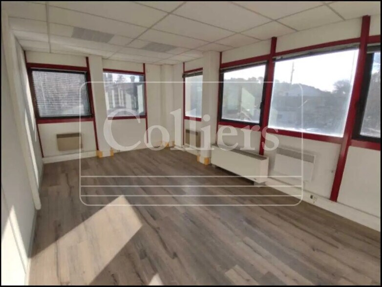 Office in Meyreuil for lease - Interior Photo - Image 1 of 5