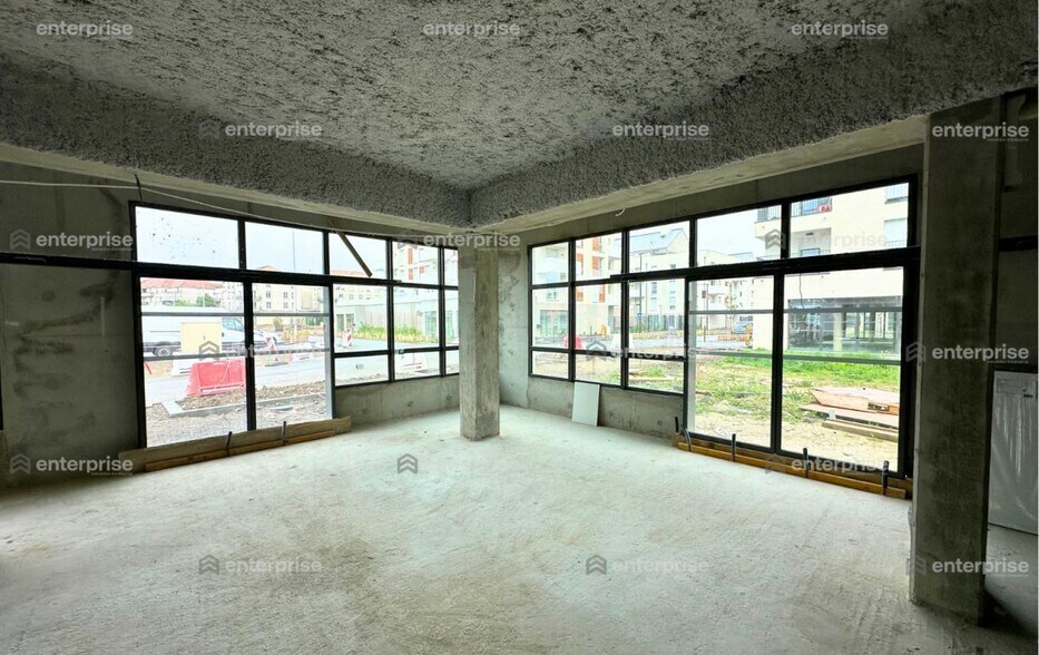 Retail in Venette for sale - Interior Photo - Image 3 of 5