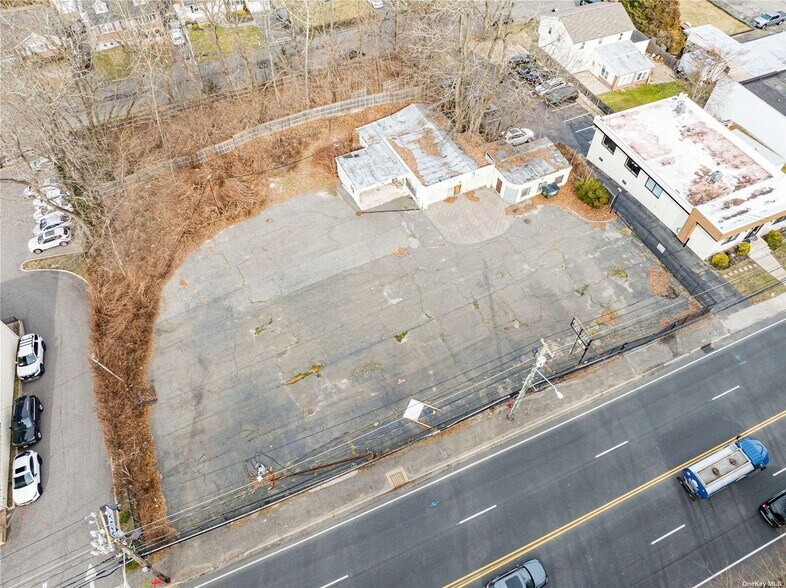 681 W Jericho Tpke, Huntington, NY for sale - Building Photo - Image 1 of 1