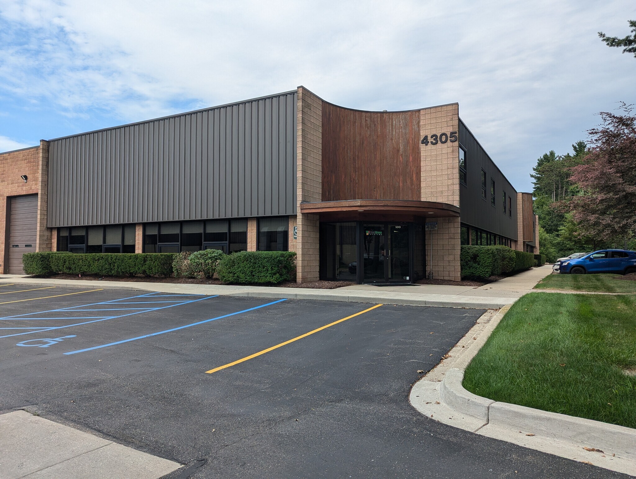 4305 Pineview Blvd, Commerce Township, MI for lease Building Photo- Image 1 of 11