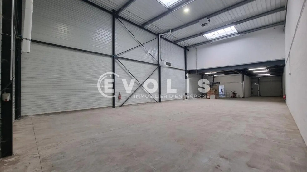 Flex in Collégien for lease - Interior Photo - Image 1 of 12