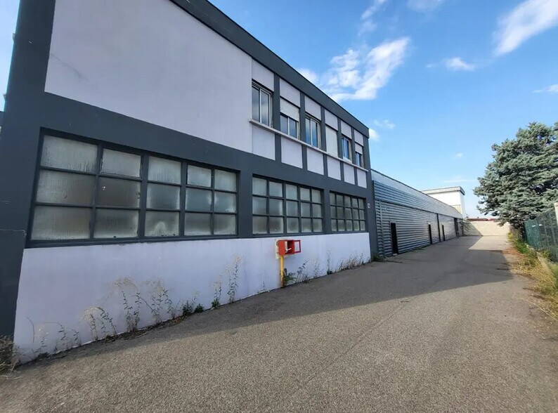 Flex in Décines-Charpieu for lease - Building Photo - Image 3 of 7