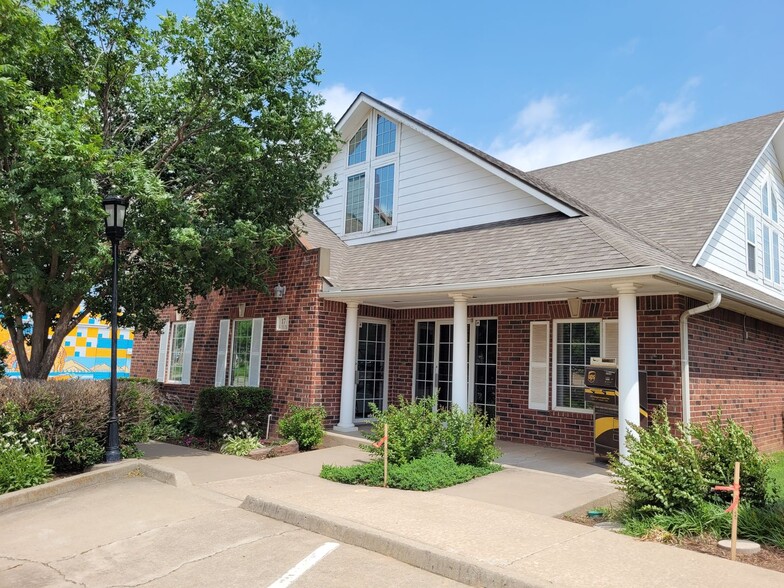 17 E Hurd St, Edmond, OK for lease - Building Photo - Image 1 of 26