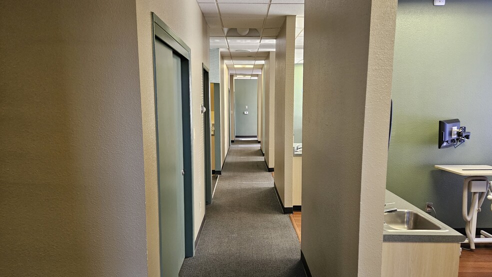 1036 W Robinhood Dr, Stockton, CA for lease - Interior Photo - Image 2 of 10