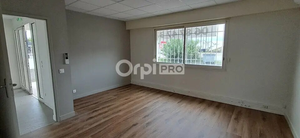 Flex in Lons for lease - Interior Photo - Image 3 of 11