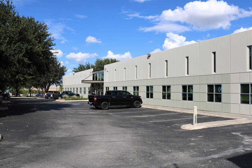 990 Isom Rd, San Antonio, TX for lease - Primary Photo - Image 3 of 9