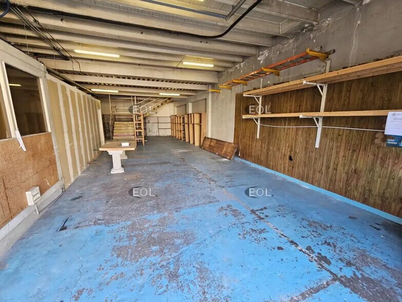 Flex in Maisons-Alfort for lease - Interior Photo - Image 2 of 10