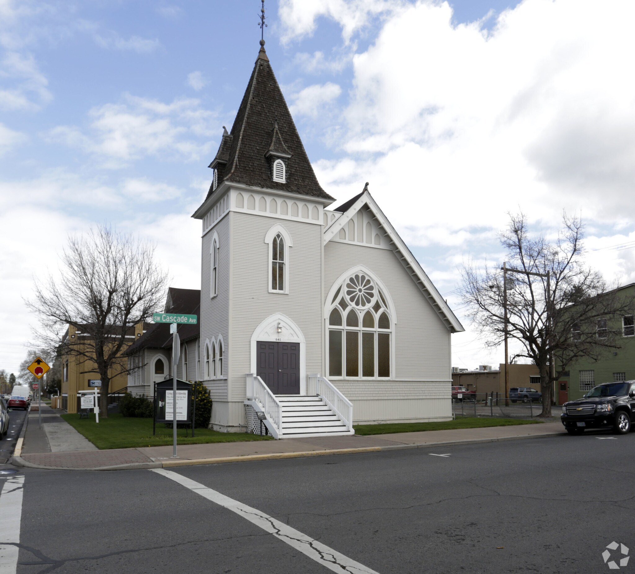 641 SW Cascade Ave, Redmond, OR for sale Primary Photo- Image 1 of 1