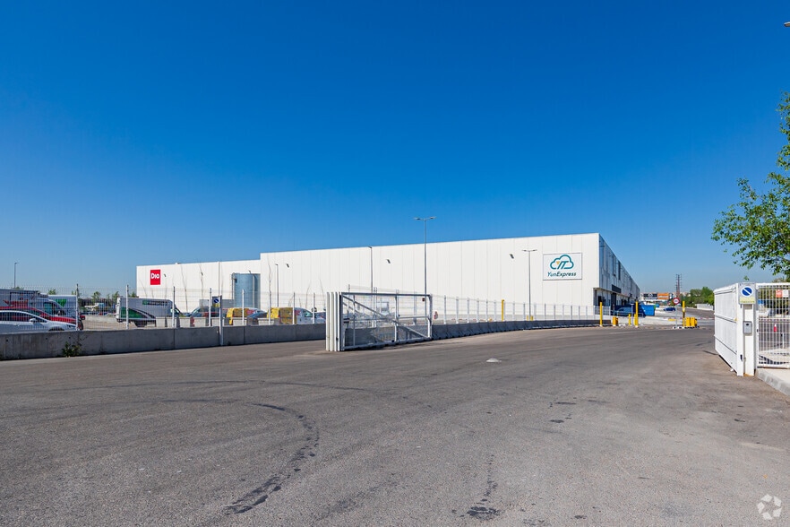 Calle de Eduardo Barreiros, Madrid, Madrid for lease - Building Photo - Image 2 of 2