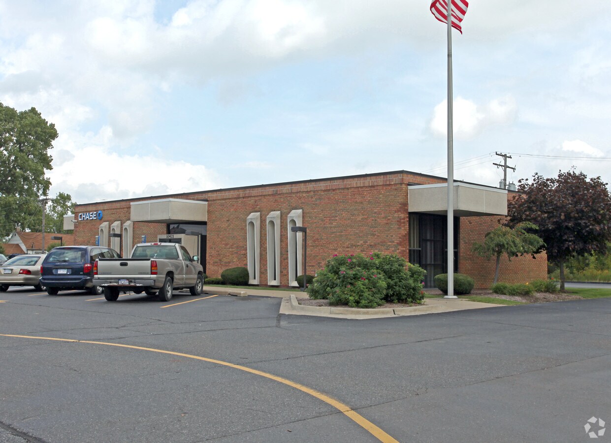 10421 Middlebelt Rd, Romulus, MI 48174