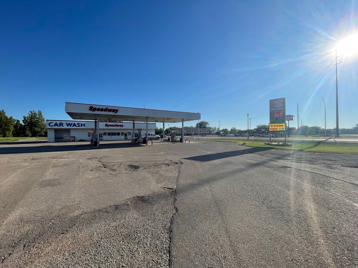 2306 9th St E, Glencoe, MN 55336