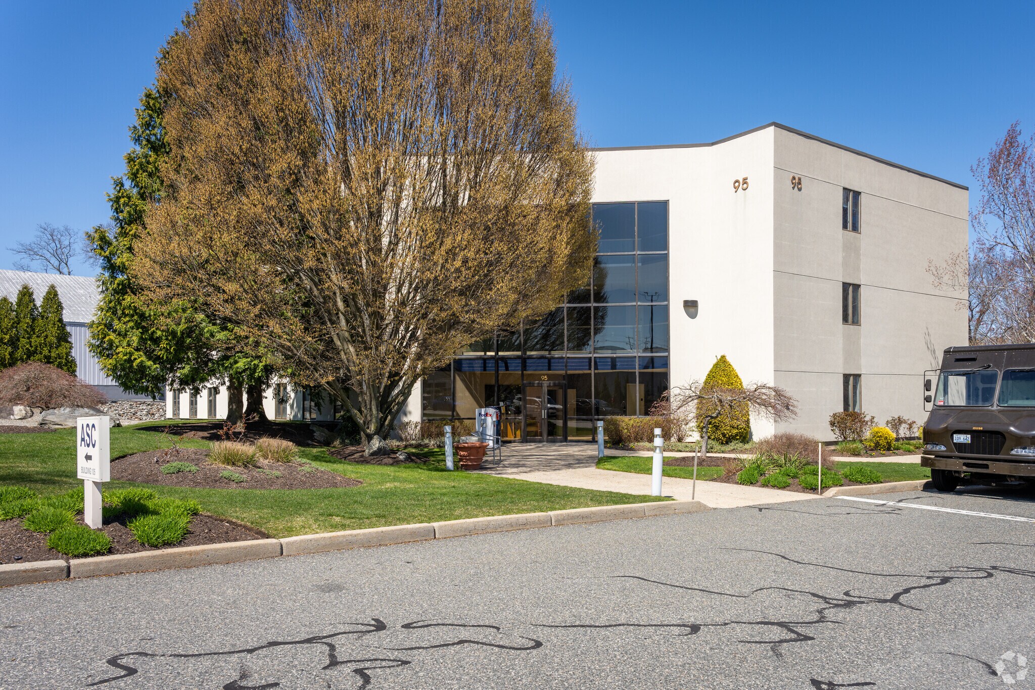 95 Sockanosset Cross Rd, Cranston, RI for sale Primary Photo- Image 1 of 1