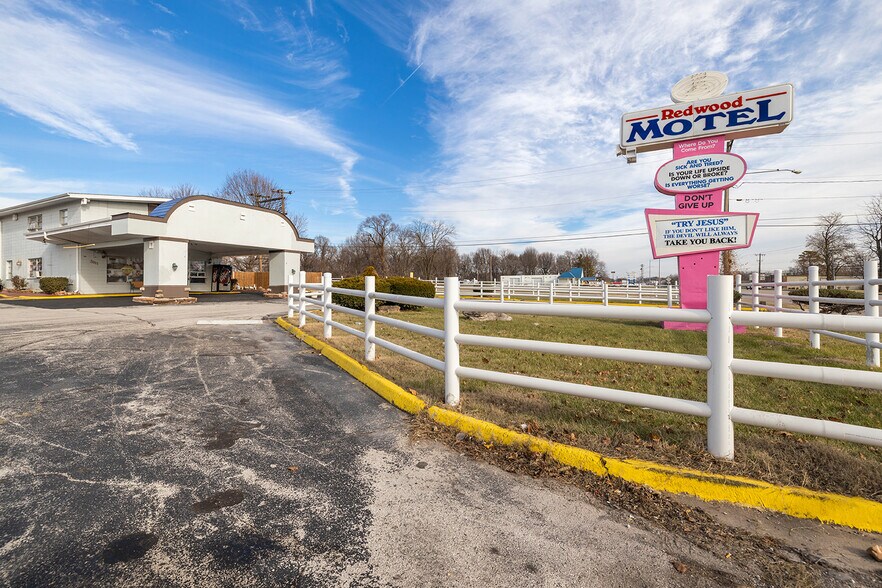 3811 W Chestnut Expy, Springfield, MO for sale - Building Photo - Image 1 of 1