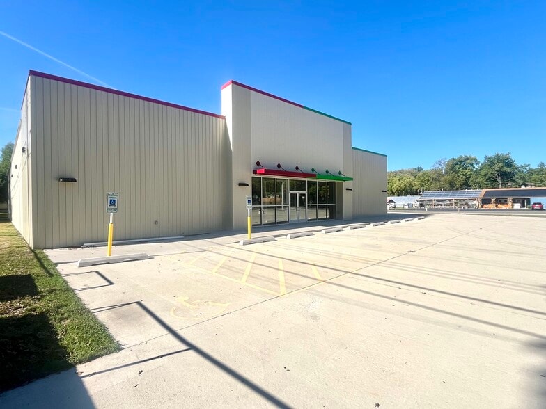 320 S Adams St, Manito, IL for lease - Primary Photo - Image 1 of 7