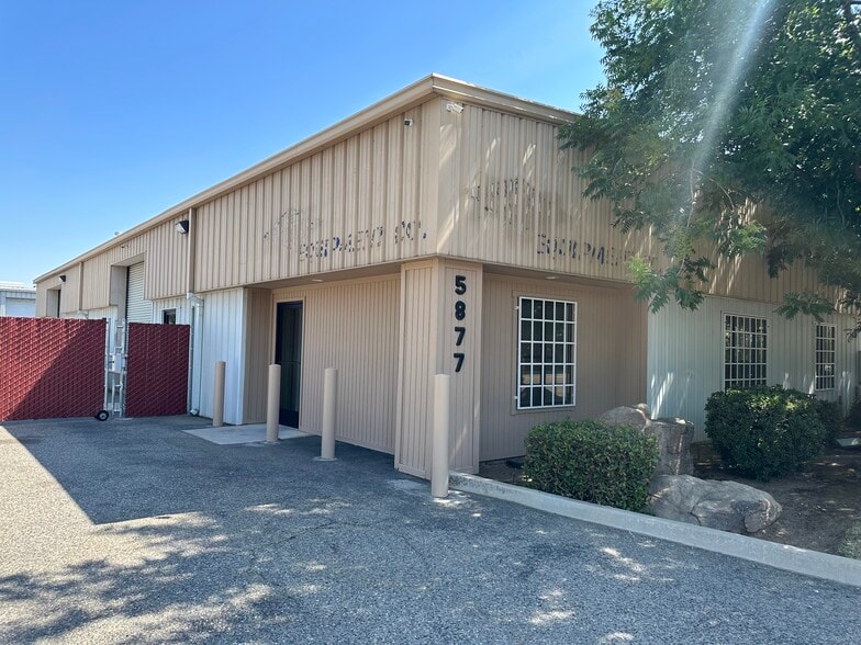 5877 E Clinton Ave, Fresno, CA for lease - Building Photo - Image 2 of 9