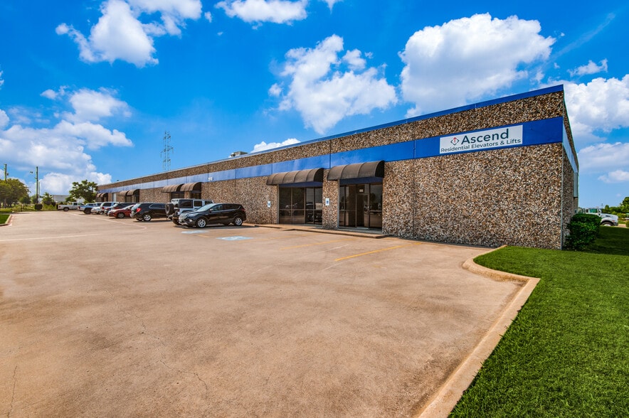 2910 Belmeade Dr, Carrollton, TX for lease - Building Photo - Image 1 of 6