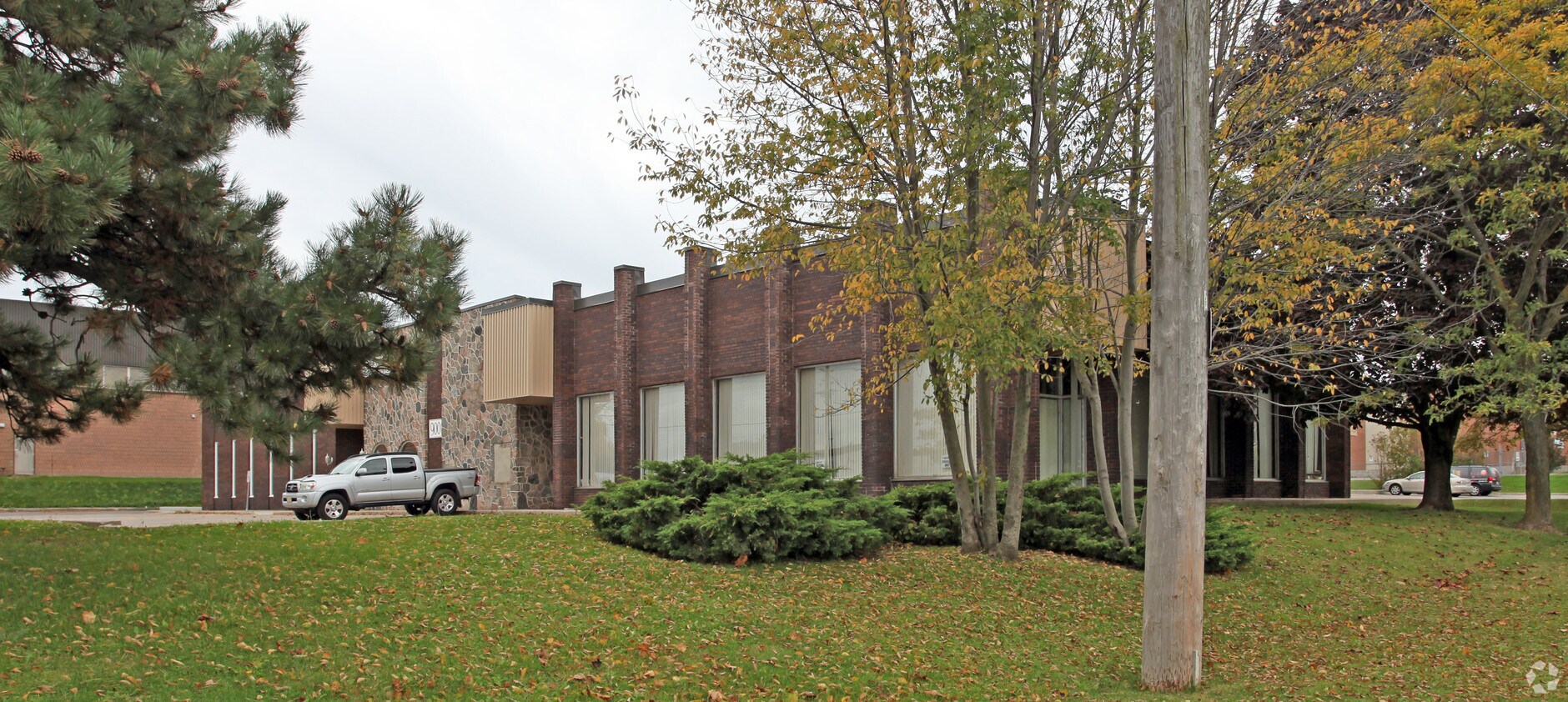 900 Hopkins St, Whitby, ON L1N