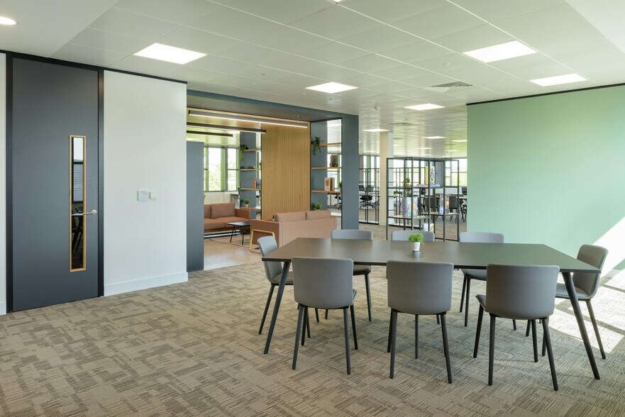 Western Rd, Bracknell for lease - Building Photo - Image 3 of 8