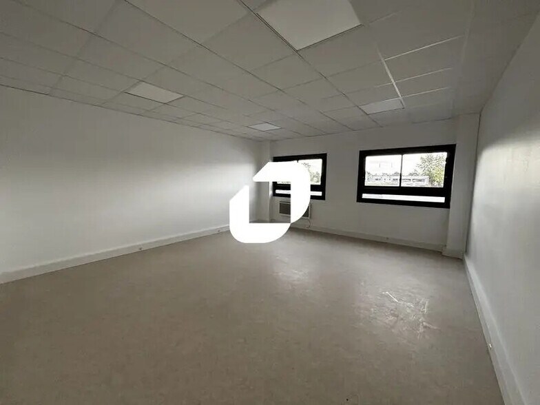 Office in Brétigny-sur-Orge for lease - Interior Photo - Image 1 of 10