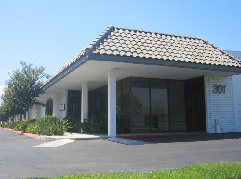 301 W Dyer Rd, Santa Ana, CA for lease - Building Photo - Image 2 of 16