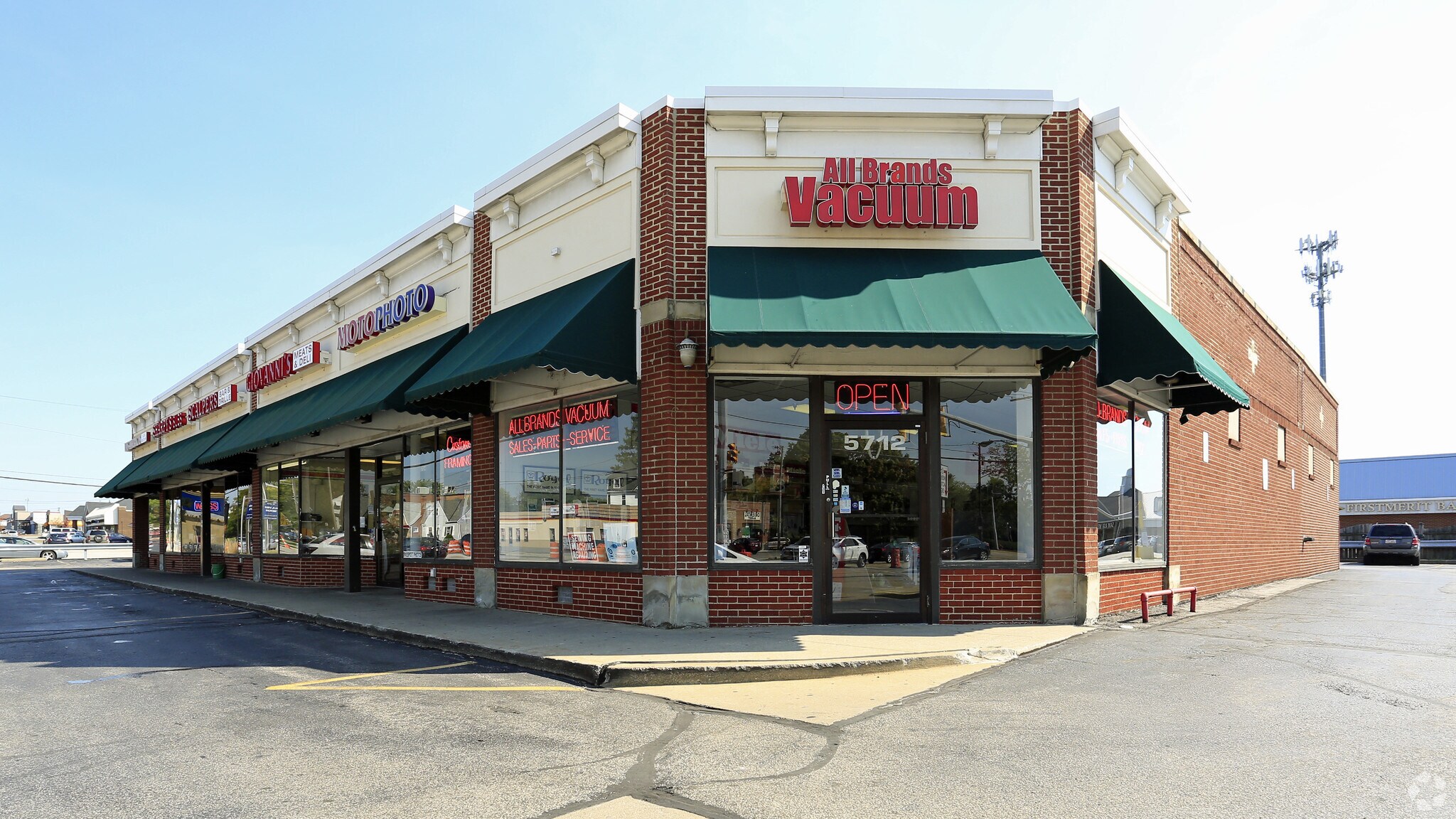 5712 Mayfield Rd, Lyndhurst, OH for sale Building Photo- Image 1 of 1
