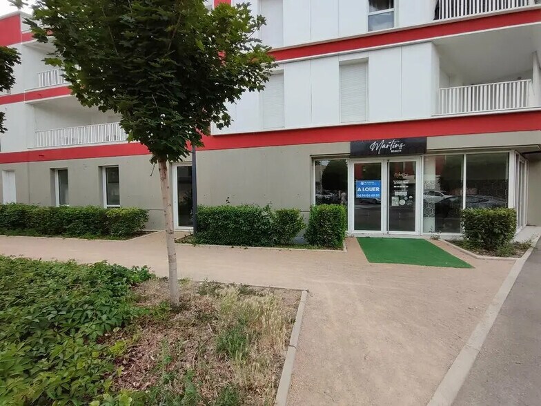 Retail in La Verpillière for sale - Building Photo - Image 3 of 8