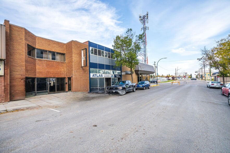 5012 50 Av, Lloydminster, AB for sale - Primary Photo - Image 1 of 20