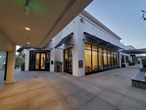 21720 Victory Blvd, Woodland Hills, CA for lease Building Photo- Image 1 of 4