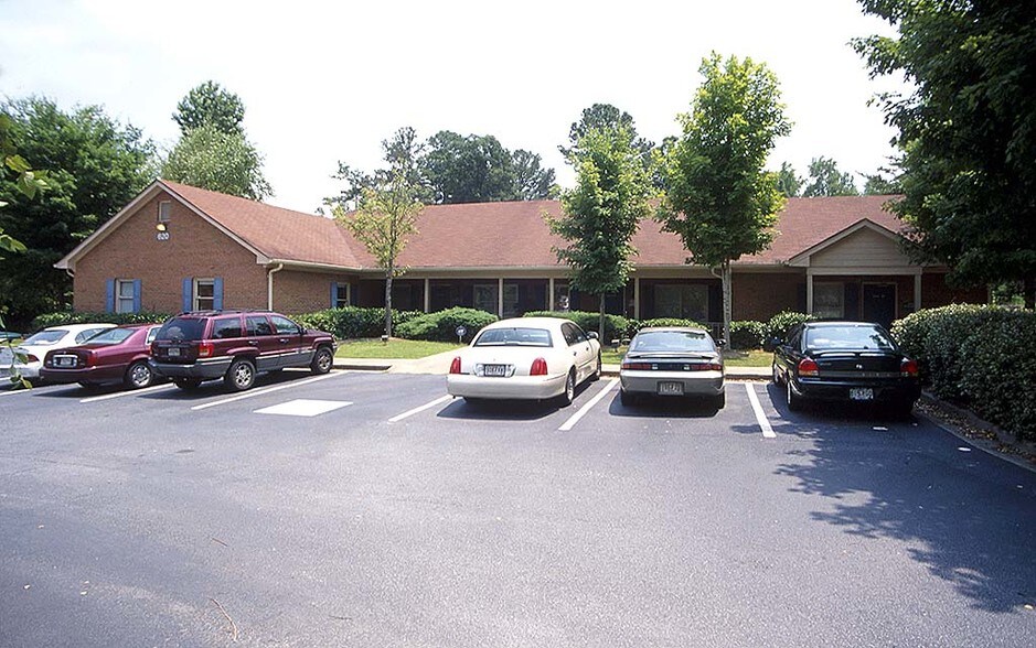 660 Hillcrest Rd, Lilburn, GA for lease - Building Photo - Image 2 of 8