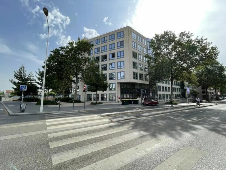 Office in Lyon for lease - Building Photo - Image 2 of 8