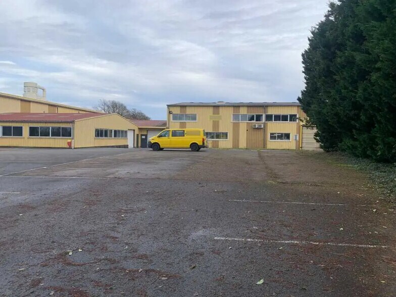 Flex in Saint-Trivier-sur-Moignans for lease - Building Photo - Image 3 of 14