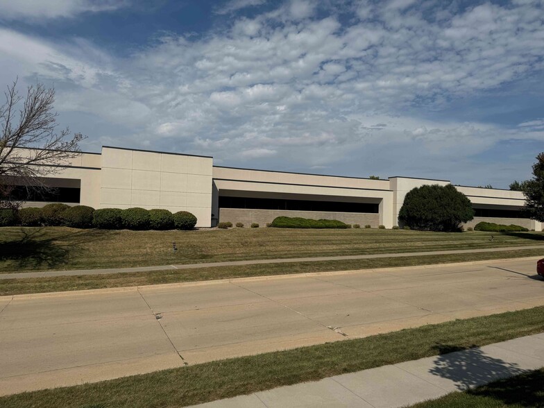 5250 N River Blvd NE, Cedar Rapids, IA for sale - Building Photo - Image 3 of 16