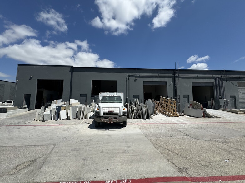 10031 Monroe Dr, Dallas, TX for lease - Building Photo - Image 2 of 7