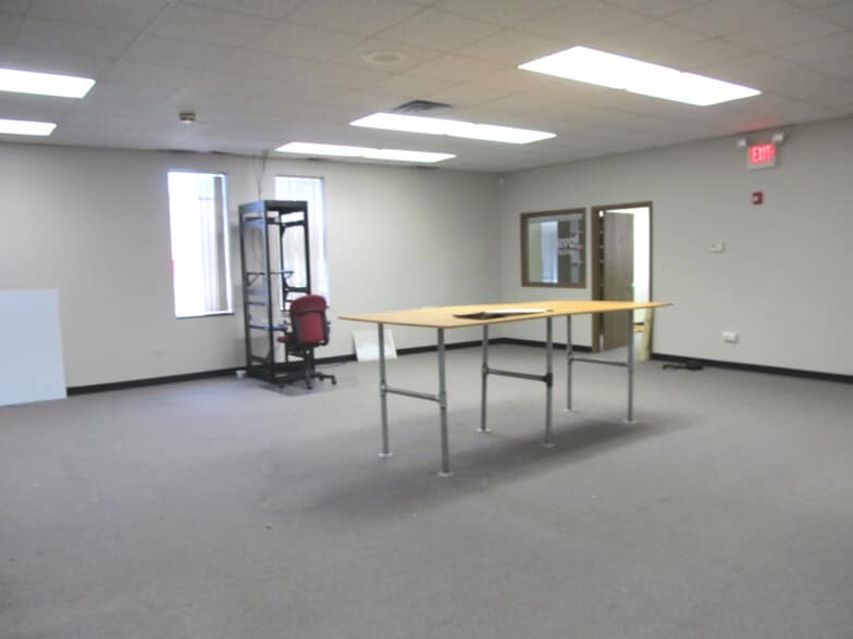 600-610 W 5th Ave, Naperville, IL for lease - Interior Photo - Image 3 of 8