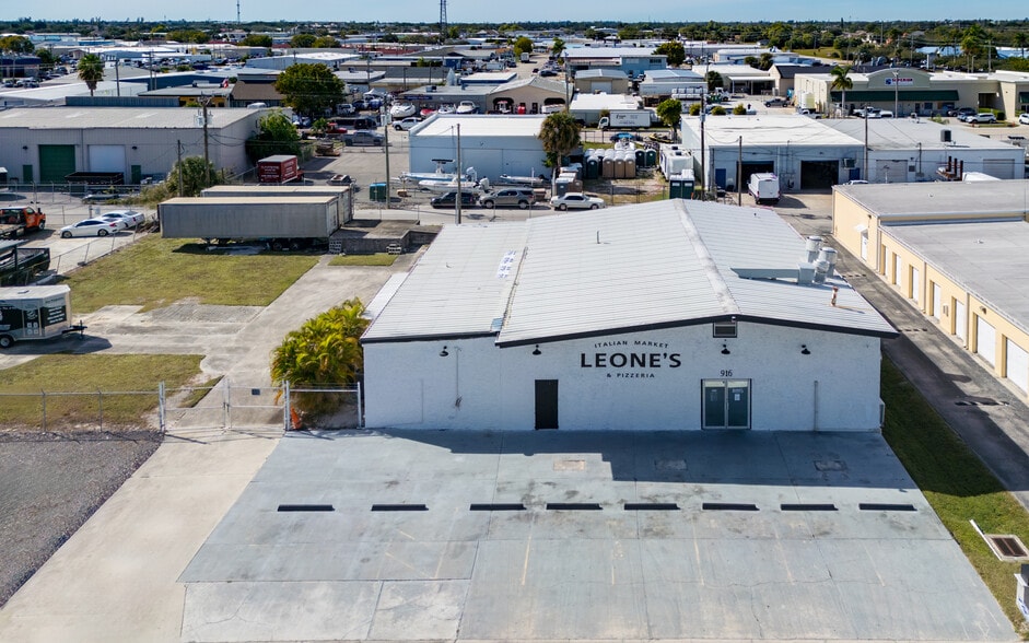 916 SE 14th Ave, Cape Coral, FL for sale - Building Photo - Image 2 of 18