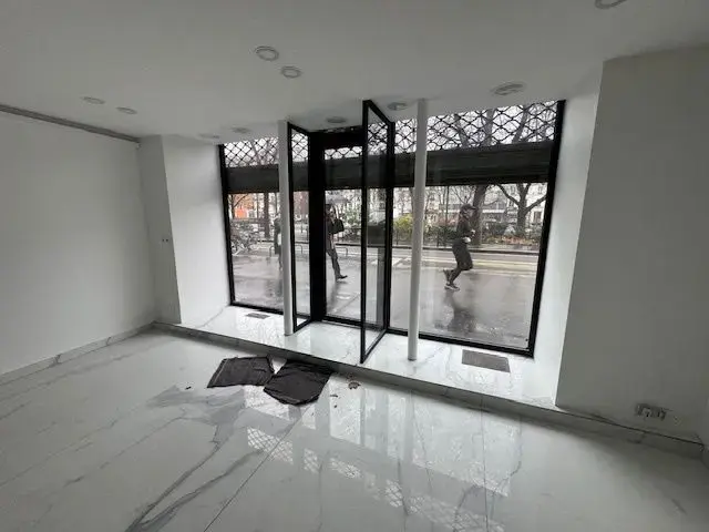 Retail in Paris for lease - Interior Photo - Image 1 of 2