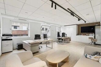 13 Bis Rue De L'Abreuvoir, Courbevoie for lease Interior Photo- Image 2 of 11