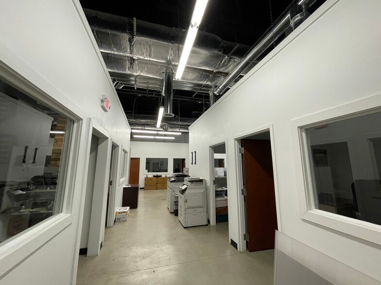 50 Stewart Ave, Huntington, NY for lease - Interior Photo - Image 3 of 5