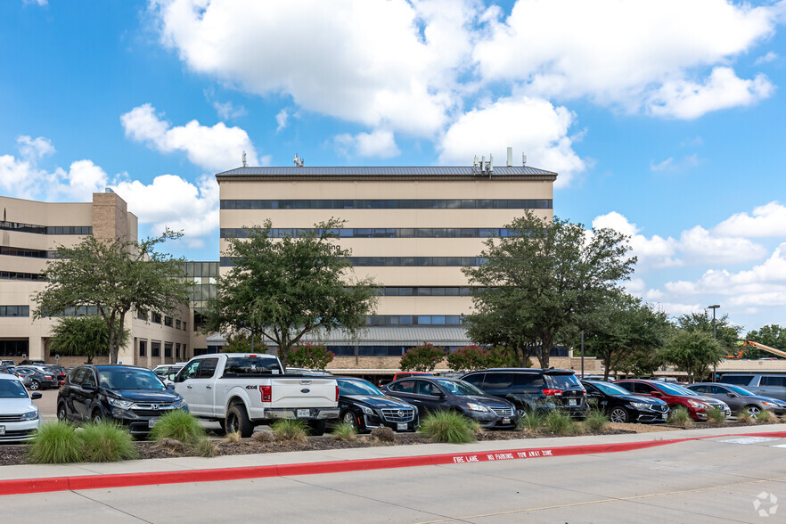 1600 W College St, Grapevine, TX for lease - Building Photo - Image 3 of 6