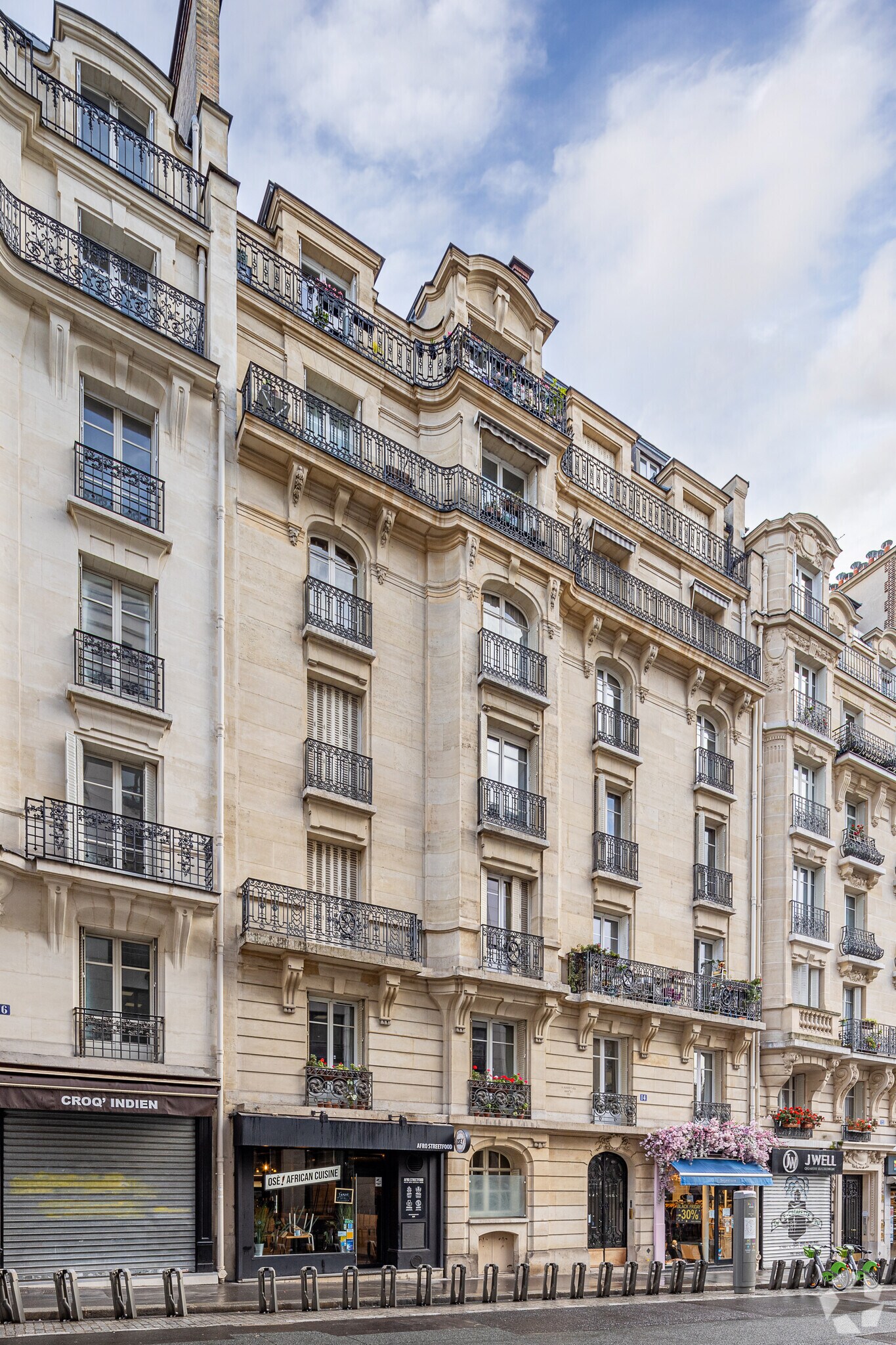  in Paris for sale Primary Photo- Image 1 of 1