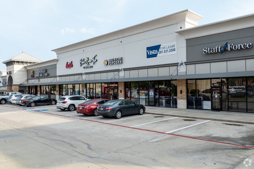 2105-2129 W Davis St, Conroe, TX for lease - Building Photo - Image 3 of 32