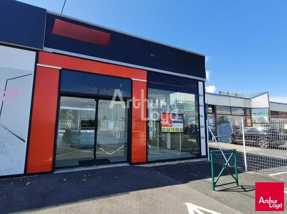 Retail in Saint-Maur for lease Building Photo- Image 1 of 2